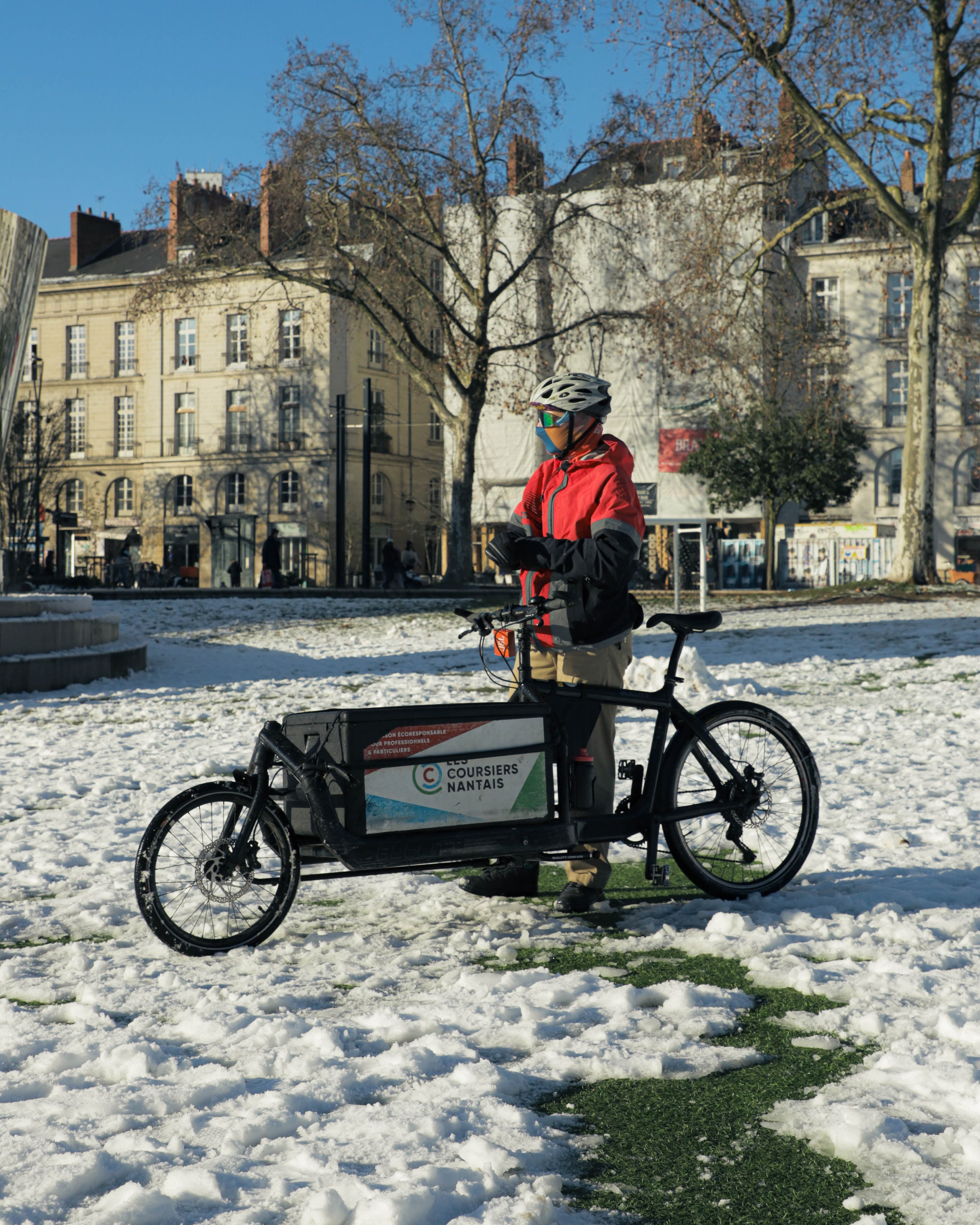 Vélo-cargo Les Coursiers Nantais devant le château des Ducs de Bretagne